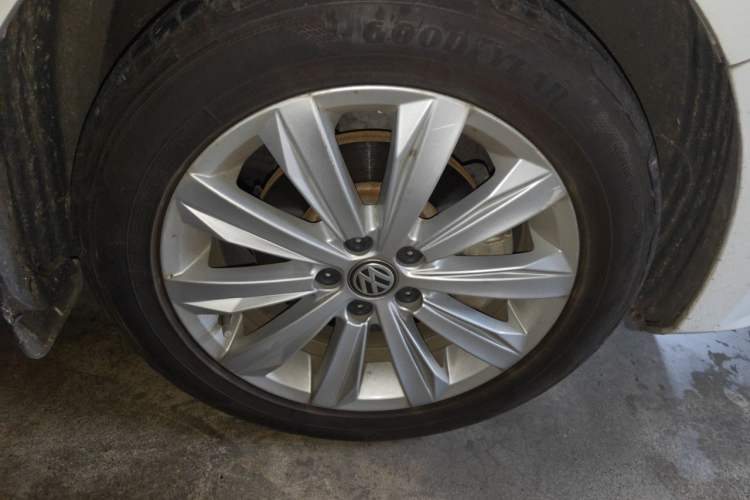 Used Volkswagen Bora 2016 1.6L Automatic Comfort Model Right Front Wheel Hub