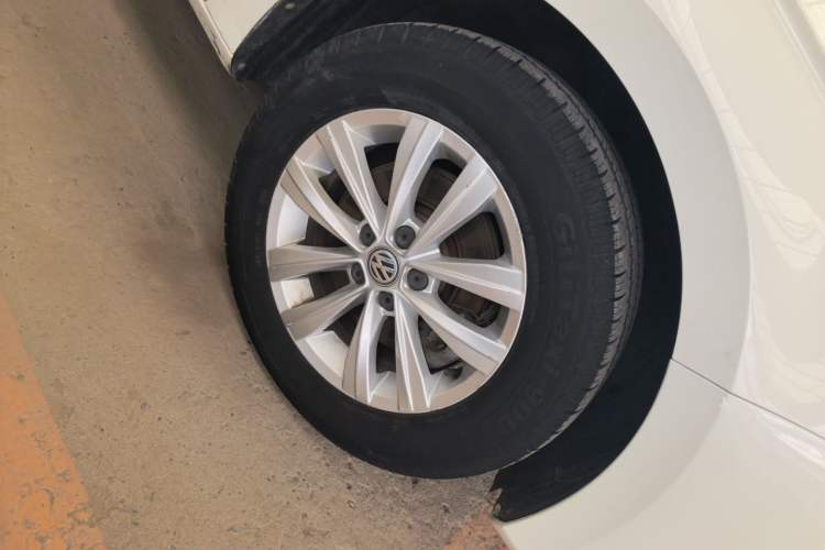 Used Volkswagen Bora 2016 1.6L Automatic Fashion Model Right Front Wheel Hub