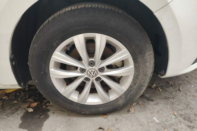 Used Volkswagen Bora 2016 1.6L Manual Fashion Edition Right Front Wheel Hub
