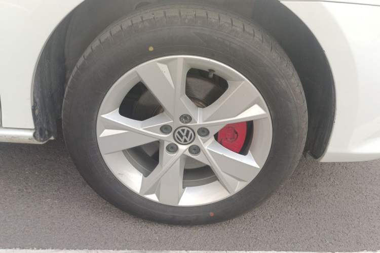 Used Volkswagen Bora 2016 1.6L Manual Fashion Edition Right Front Wheel Hub