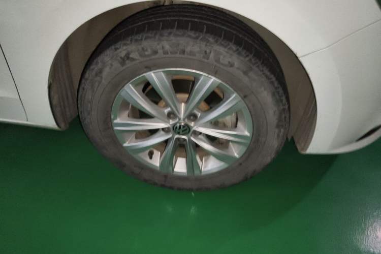 Used Volkswagen Bora 2016 1.6L Manual Fashion Edition Right Front Wheel Hub