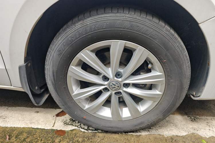 Used Volkswagen Bora 2016 1.6L Automatic Fashion Model Right Front Wheel Hub