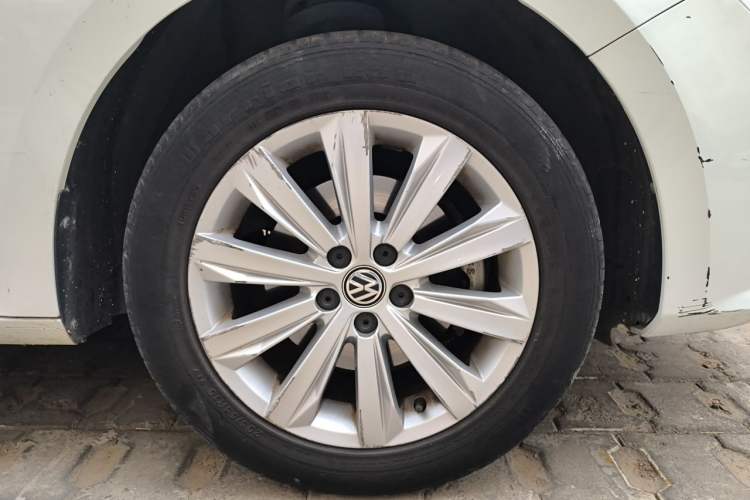 Used Volkswagen Bora 2016 1.6L Automatic Comfort Model Right Front Wheel Hub