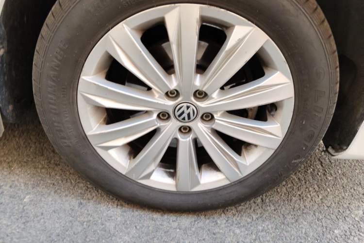 Used Volkswagen Bora 2016 1.6L Automatic Comfort Model Right Front Wheel Hub