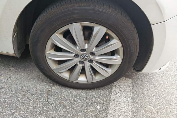 Used Volkswagen Bora 2016 1.6L Automatic Comfort Model Right Front Wheel Hub