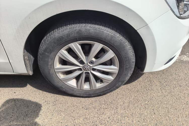 Used Volkswagen Bora 2016 1.6L Manual Fashion Edition Right Front Wheel Hub