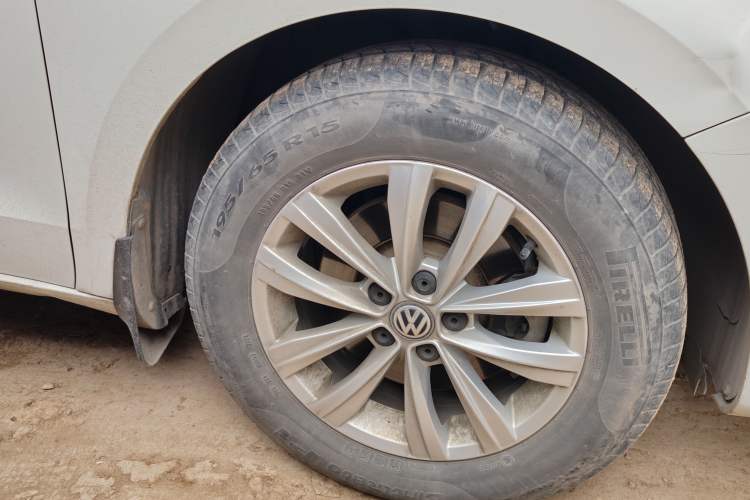 Used Volkswagen Bora 2016 1.6L Automatic Fashion Model Right Front Wheel Hub