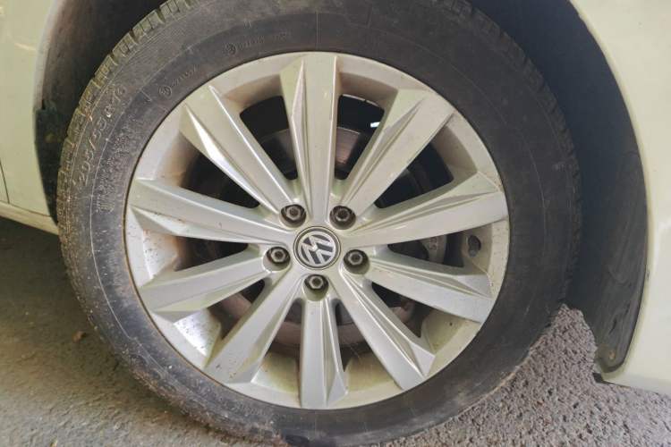 Used Volkswagen Bora 2016 1.6L Automatic Comfort Model Right Front Wheel Hub