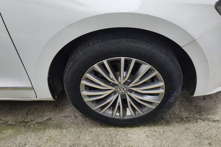 Used Volkswagen Bora 2016 1.6L Automatic Luxury Model Right Front Wheel Hub