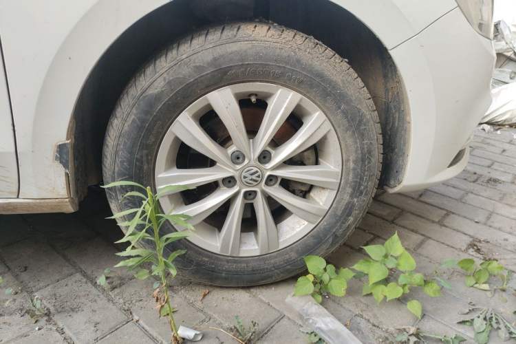 Used Volkswagen Bora 2016 1.6L Manual Fashion Edition Right Front Wheel Hub