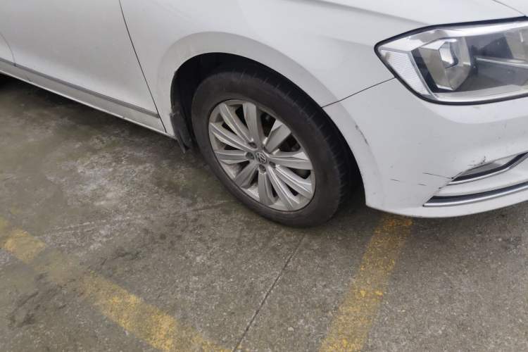 Used Volkswagen Bora 2016 1.6L Manual Comfort Model Right Front Wheel Hub