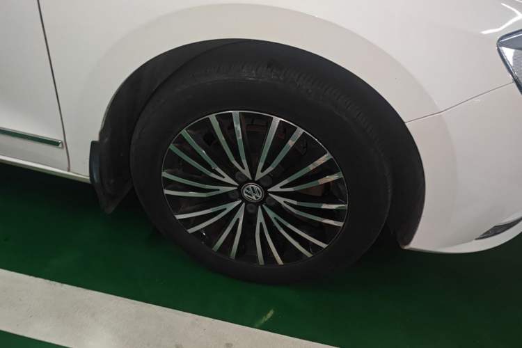 Used Volkswagen Bora 2016 230TSI DSG 25th Anniversary Edition Right Front Wheel Hub