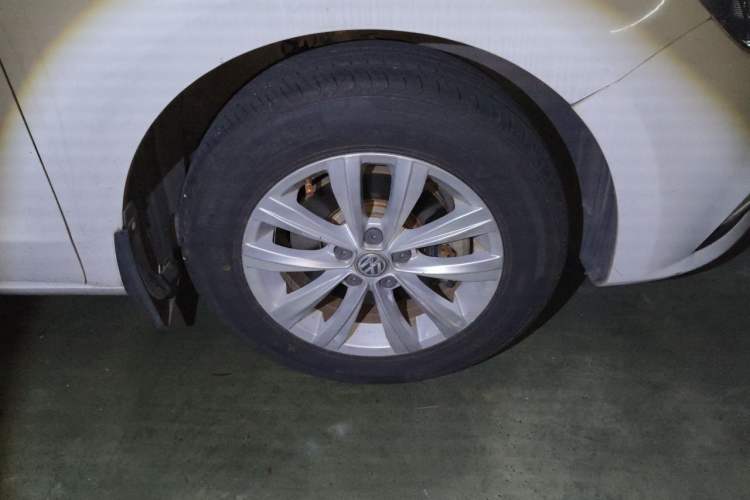 Used Volkswagen Bora 2016 1.6L Automatic Fashion Model Right Front Wheel Hub