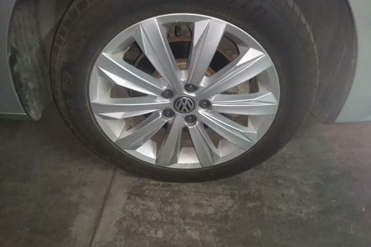 Used Volkswagen Bora 2016 1.6L Automatic Comfort Model Right Front Wheel Hub