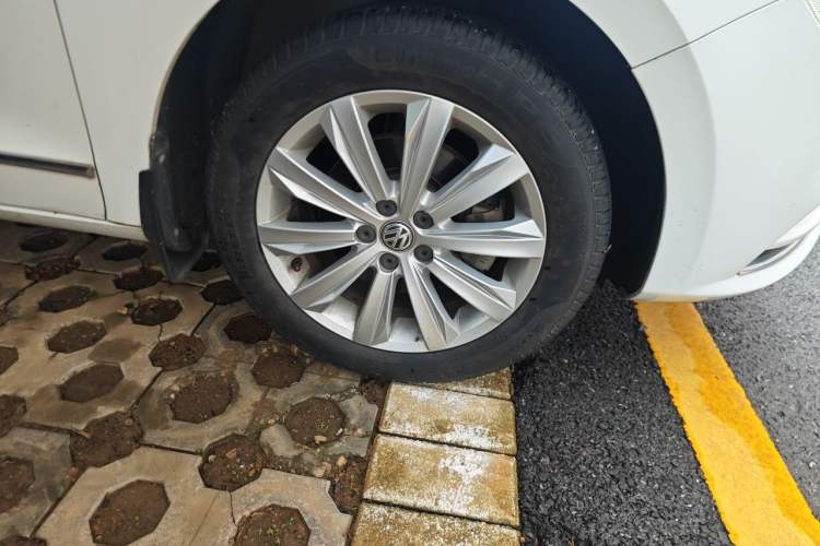 Used Volkswagen Bora 2016 1.6L Automatic Comfort Model Right Front Wheel Hub