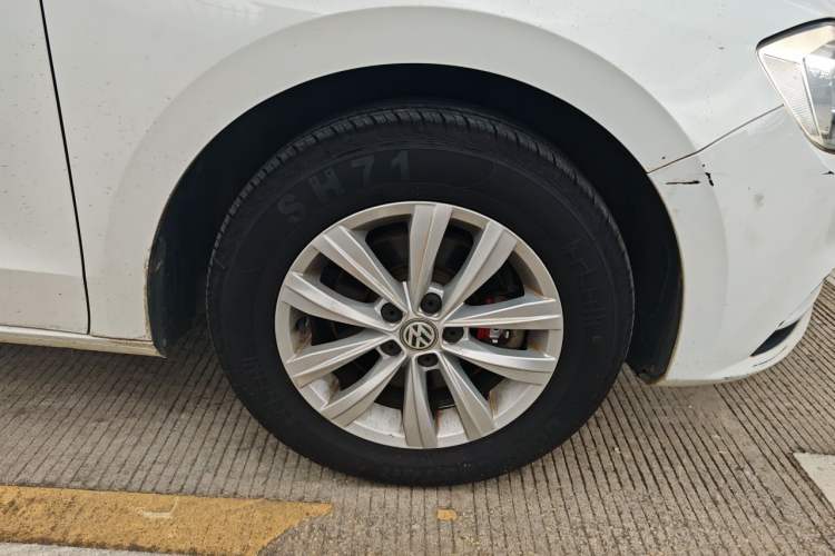 Used Volkswagen Bora 2016 1.6L Automatic Fashion Model Right Front Wheel Hub