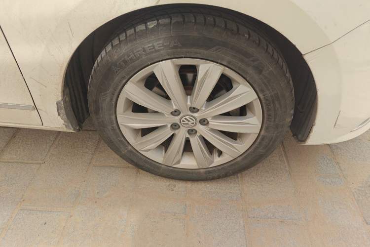 Used Volkswagen Bora 2016 1.6L Automatic Comfort Model Right Front Wheel Hub