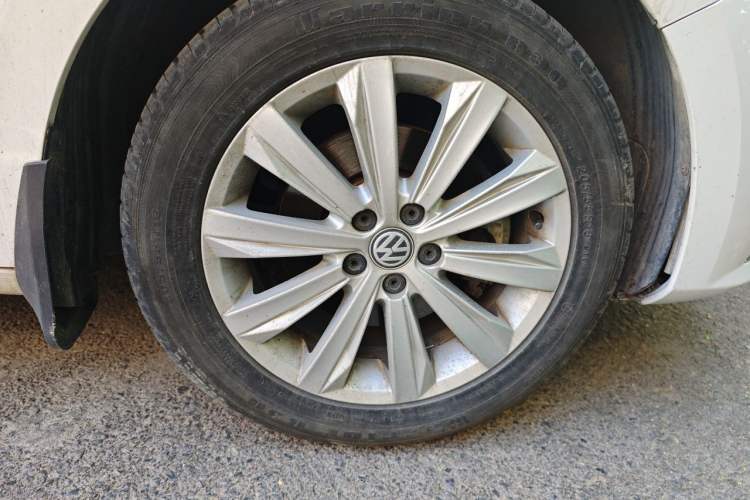 Used Volkswagen Bora 2016 1.6L Automatic Comfort Model Right Front Wheel Hub