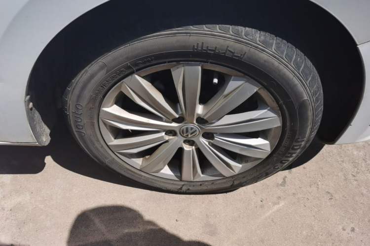 Used Volkswagen Bora 2016 1.6L Manual Comfort Model Right Front Wheel Hub