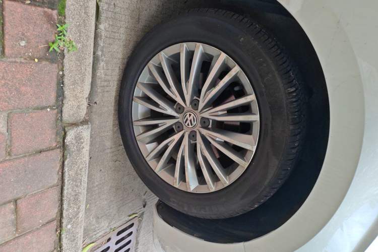 Used Volkswagen Bora 2016 1.6L Automatic Luxury Model Right Front Wheel Hub