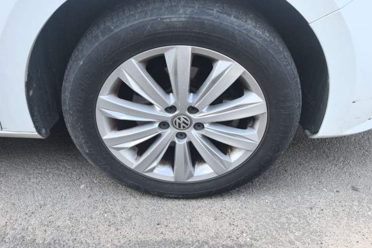 Used Volkswagen Bora 2016 1.6L Manual Comfort Model Right Front Wheel Hub
