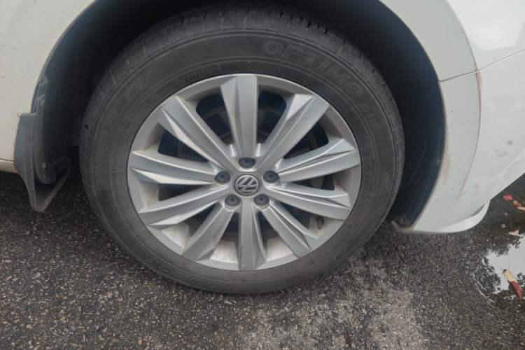 Used Volkswagen Bora 2016 1.6L Manual Comfort Model Right Front Wheel Hub