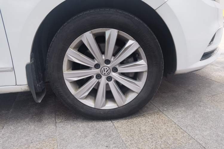 Used Volkswagen Bora 2016 1.6L Automatic Comfort Model Right Front Wheel Hub