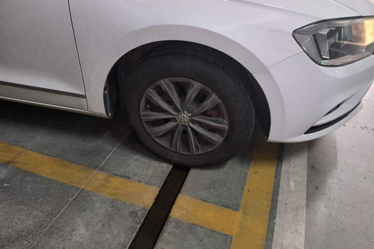 Used Volkswagen Bora 2016 1.6L Manual Fashion Edition Right Front Wheel Hub