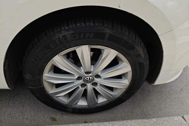 Used Volkswagen Bora 2016 1.6L Automatic Comfort Model Right Front Wheel Hub