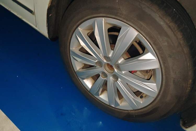 Used Volkswagen Bora 2016 1.6L Automatic Comfort Model Right Front Wheel Hub