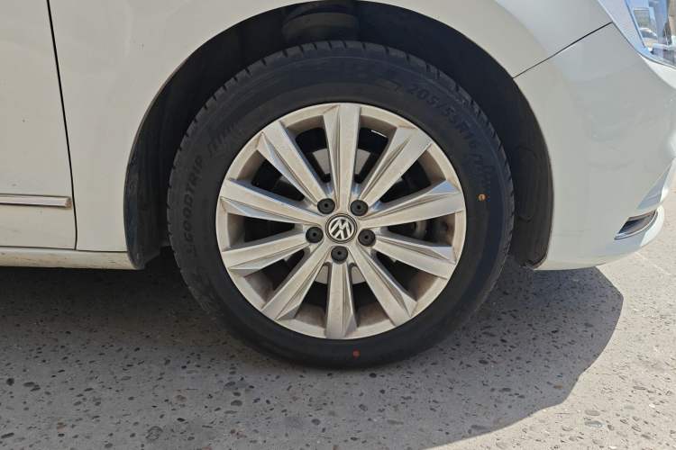 Used Volkswagen Bora 2016 1.6L Manual Comfort Model Right Front Wheel Hub