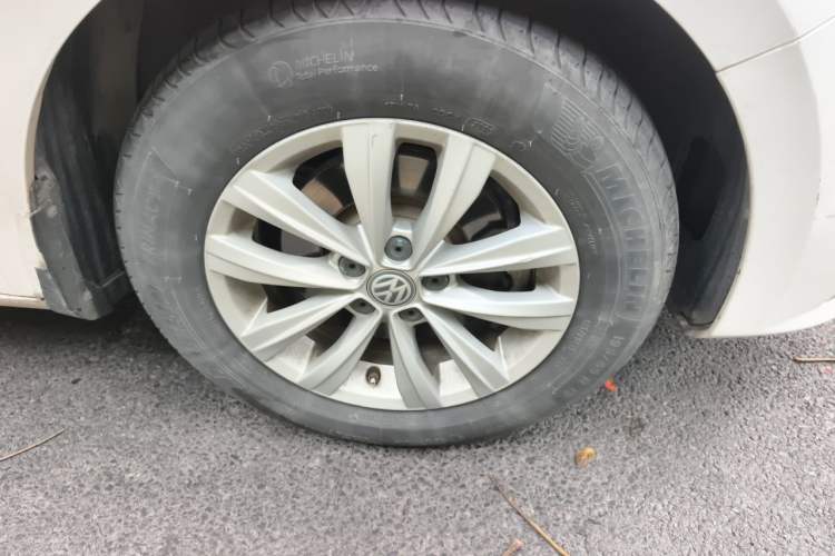Used Volkswagen Bora 2016 1.6L Automatic Fashion Model Right Front Wheel Hub