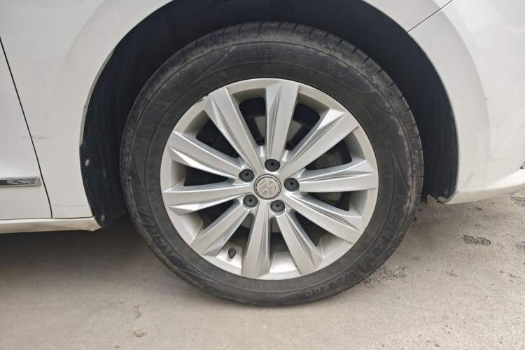 Used Volkswagen Bora 2016 1.6L Manual Comfort Model Right Front Wheel Hub