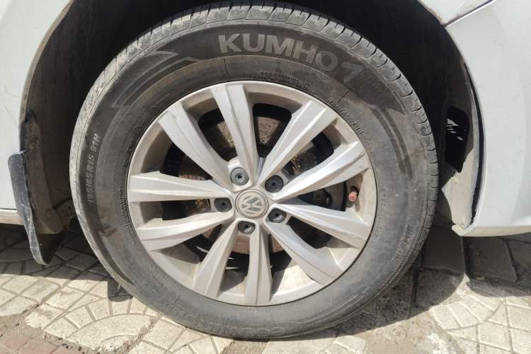 Used Volkswagen Bora 2016 1.6L Manual Fashion Edition Right Front Wheel Hub