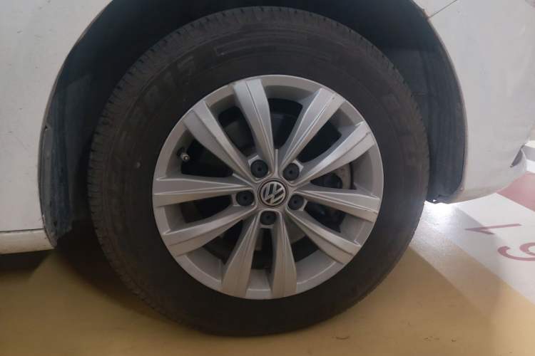 Used Volkswagen Bora 2016 1.6L Automatic Fashion Model Right Front Wheel Hub