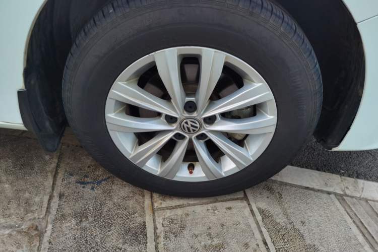 Used Volkswagen Bora 2016 1.6L Manual Fashion Edition Right Front Wheel Hub