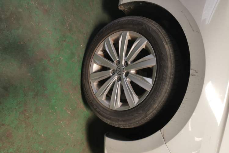 Used Volkswagen Bora 2016 1.6L Manual Comfort Model Right Front Wheel Hub