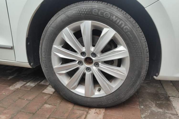 Used Volkswagen Bora 2016 1.6L Automatic Comfort Model Right Front Wheel Hub