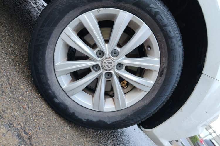 Used Volkswagen Bora 2016 1.6L Manual Fashion Edition Right Front Wheel Hub