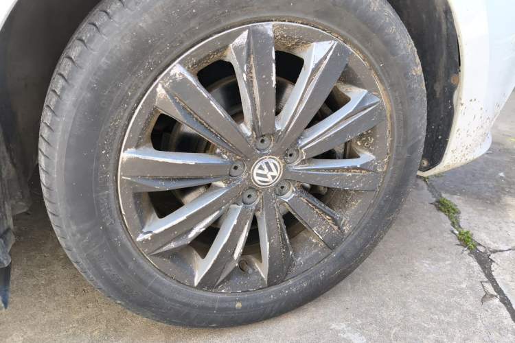 Used Volkswagen Bora 2016 1.6L Automatic Comfort Model Right Front Wheel Hub