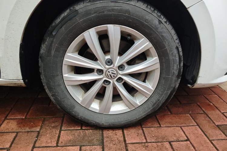 Used Volkswagen Bora 2016 1.6L Automatic Fashion Model Right Front Wheel Hub