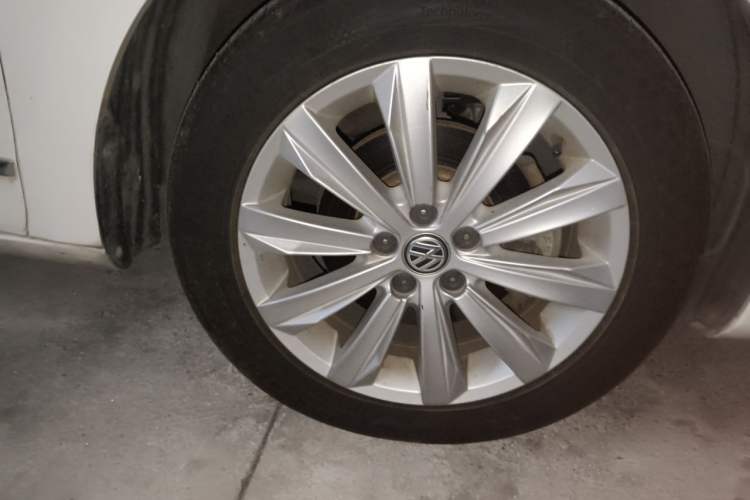Used Volkswagen Bora 2016 1.6L Automatic Comfort Model Right Front Wheel Hub