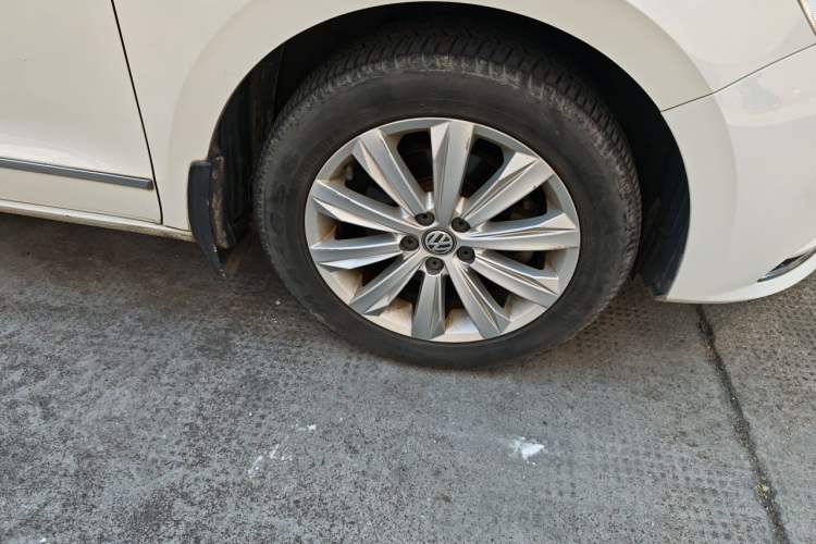 Used Volkswagen Bora 2016 1.6L Manual Comfort Model Right Front Wheel Hub
