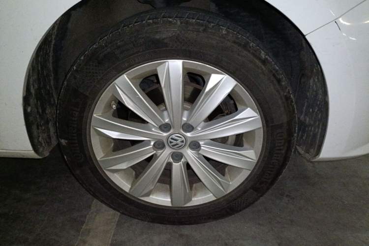 Used Volkswagen Bora 2016 1.6L Automatic Comfort Model Right Front Wheel Hub