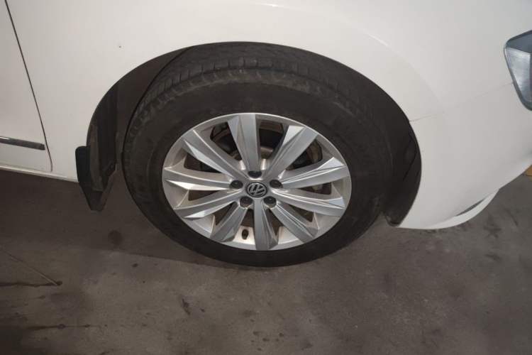 Used Volkswagen Bora 2016 1.6L Automatic Comfort Model Right Front Wheel Hub