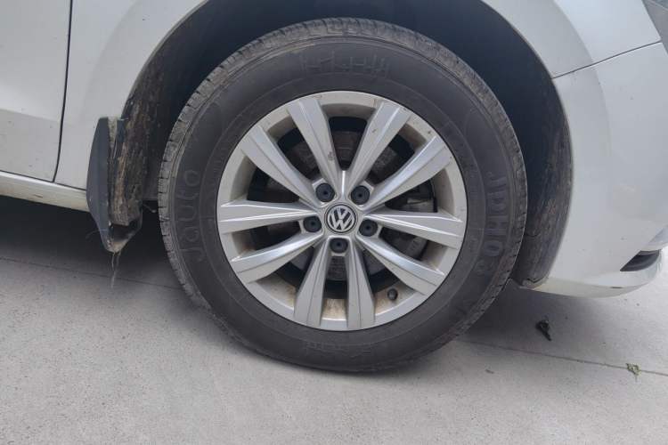 Used Volkswagen Bora 2016 1.6L Manual Fashion Edition Right Front Wheel Hub
