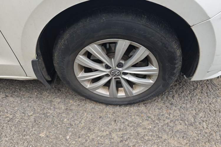 Used Volkswagen Bora 2016 1.6L Automatic Fashion Model Right Front Wheel Hub