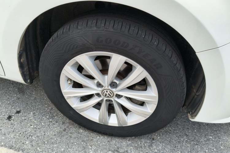 Used Volkswagen Bora 2016 1.6L Automatic Fashion Model Right Front Wheel Hub