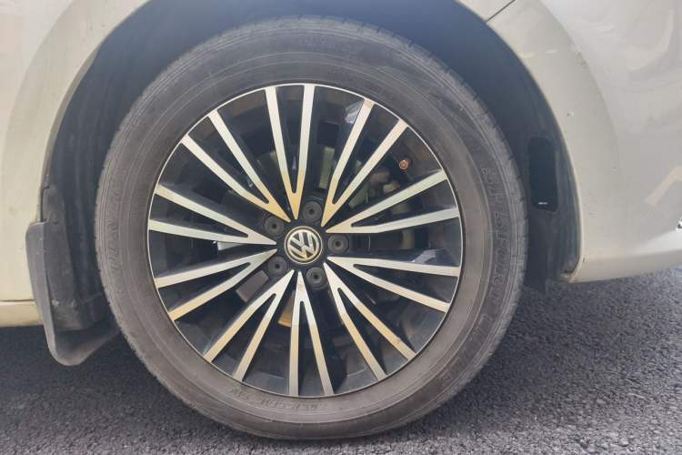 Used Volkswagen Bora 2016 230TSI DSG 25th Anniversary Edition Right Front Wheel Hub