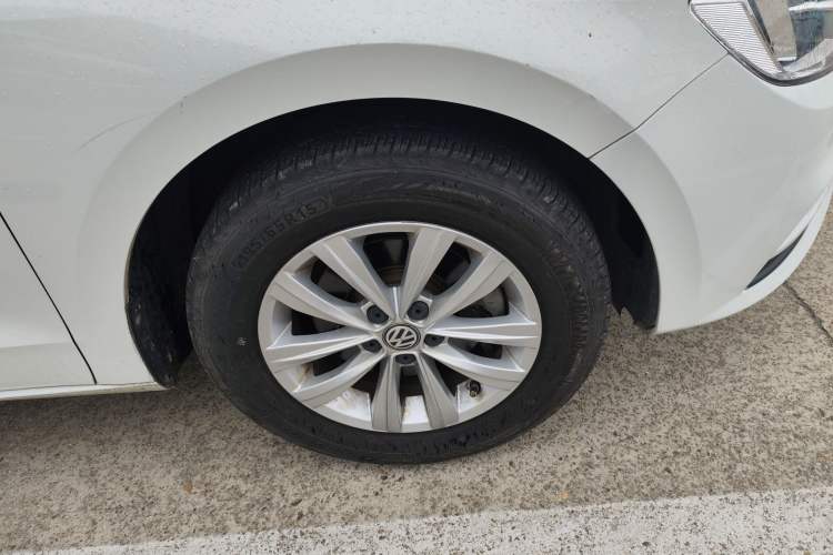 Used Volkswagen Bora 2016 1.6L Manual Fashion Edition Right Front Wheel Hub